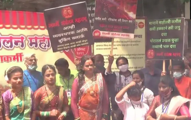 থিয়েটার পুনরায় খোলার দাবিতে নাট্যশিল্পীদের বিক্ষোভ মুম্বইয়ে