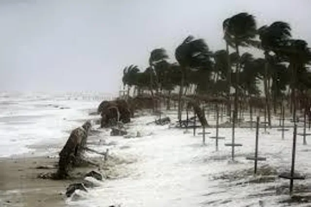 বাংলা উপকূলে বইছে ঝোড়ো হাওয়া, উত্তাল সমুদ্র