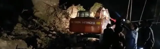 কাশ্মীরে নির্মীয়মাণ সুড়ঙ্গ ধসে বিপদের মুখে শ্রমিকেরা