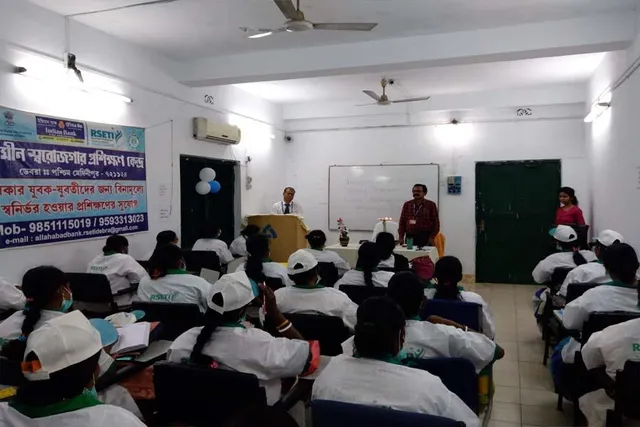আরসেটির উদ্যোগে ২৯ জন মহিলাকে পশুমিত্রার ট্রেনিং দেওয়া হচ্ছে ডেবরায়