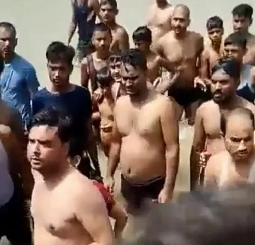 অযোধ্যায় স্ত্রীকে প্রকাশ্যে চুমু খেয়ে গণপ্রহারের শিকার যুবক