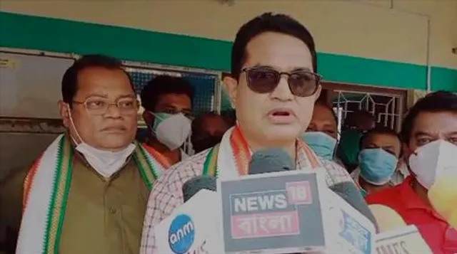 পথচারীদের চারাগাছ ও মাস্ক দিলেন রাজ্যের মন্ত্রী