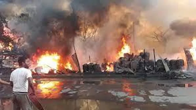 তপসিয়া বাসস্ট্যান্ডের কাছে ভয়াবহ আগুন