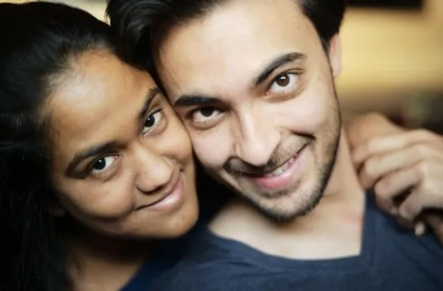 বিবাহবার্ষিকীতে আবেগে ভাসলেন দম্পতি