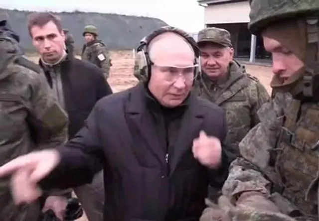 ইউক্রেনে যুদ্ধের মাঝে রাইফেল চালাচ্ছেন রুশ প্রেসিডেন্ট ভ্লাদিমির পুতিন