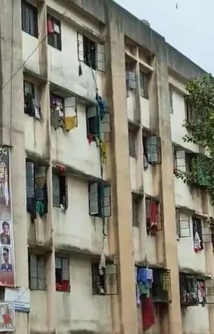 মত্ত অবস্থায় জানলা থেকে ঝাঁপ দিলেন পুণের ব্যক্তি, ভাইরাল ভিডিয়ো