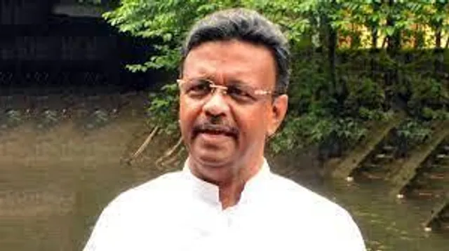 হাজরা পার্কে হকারদের পুনর্বাসনের জন্য তৈরি নতুন স্টল পরিদর্শনে গিয়ে বিক্ষোভের মুখে ফিরহাদ