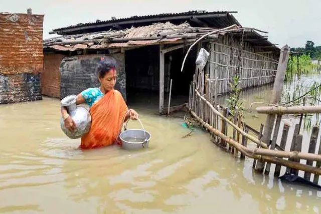 বানভাসীদের সঙ্গে দেখা করলেন মুখ্যমন্ত্রী