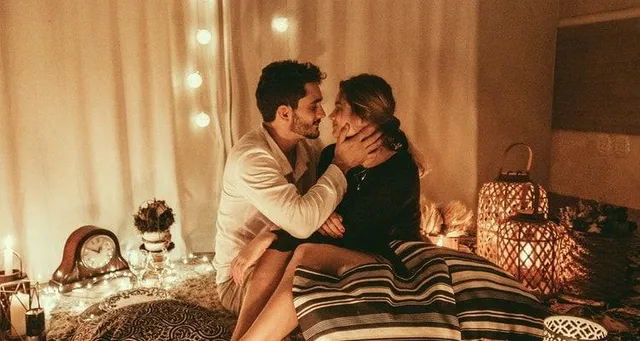 কি করে বুঝবেন সে আপনাকে পেতে চায়?