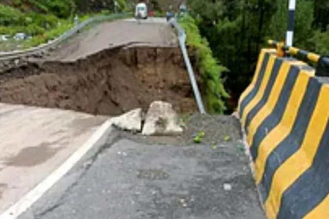 ক্ষতিগ্রস্ত কালকা-সিমলা মহাসড়কের বড় অংশ, ব্যাহত যান চলাচল