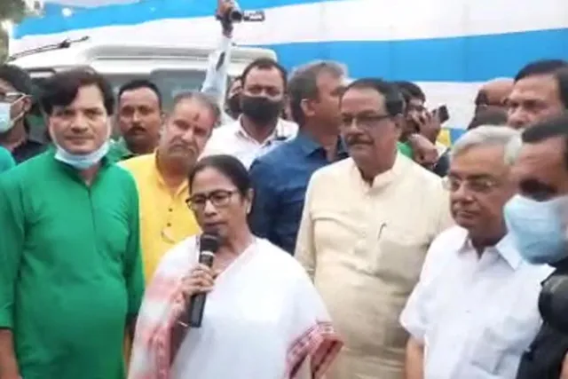 পাঁচ মাস ধরে ১০০ দিনের টাকা আটকে রেখেছে কেন্দ্র, অভিযোগ মমতার