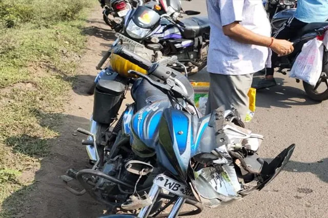 পরপর দু'টি বাইকে ডাম্পারের ধাক্কা