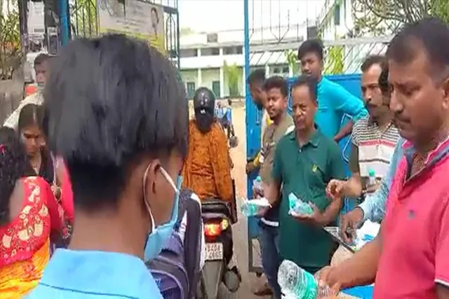 দুর্গাপুরে উচ্চমাধ্যমিক পরীক্ষার্থীদের সাহায্য