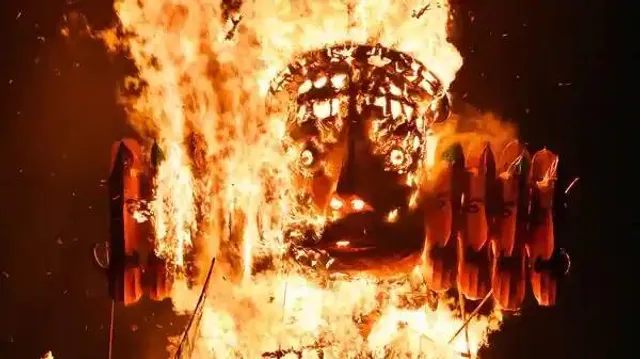 জ্বলন্ত রাবণ উলটে ভয়াবহ  দুর্ঘটনা, দেখুন ভিডিও