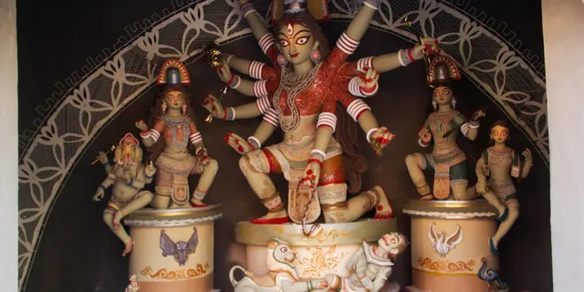 দুর্গাপুজো ২০২১ঃ সন্তোষপুর লেক পল্লীর এবারের থিম 'পরিবার'