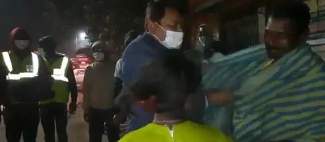 বড়দিনে দুঃস্থ মানুষের পাশে ঘাটাল মহকুমা প্রশাসনের আধিকারিকরা