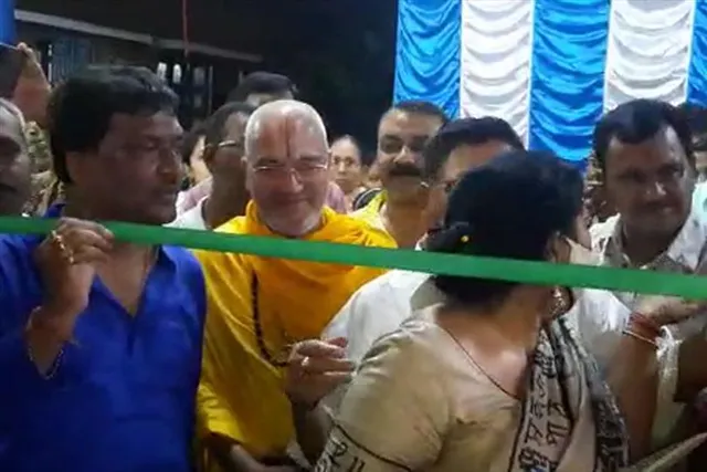 পুজা আরতির মাধ্যমে মন্দিরের দ্বারোদঘাটন