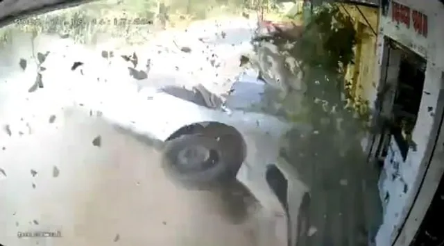 দুটি গাড়ির মধ্যে সংঘর্ষ, ভাগ্যের জোড়ে প্রাণ বাঁচল শিশুর, দেখুন ভিডিও