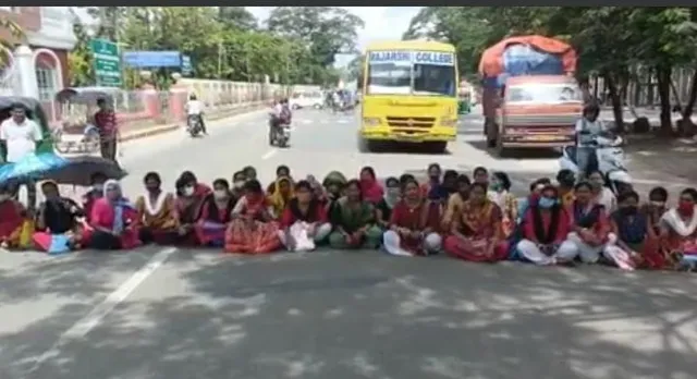 শিক্ষক সংকটে এবারে পথ অবরোধ করতে বাধ্য হল অভিভাবকরা