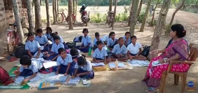 ক্লাসরুম নেই, চাঁদিফাটা রোদ্দুরে বাধ্য হয়ে গাছের তলায় ক্লাস পড়ুয়াদের : দেখুন ভিডিও