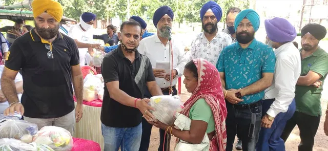 রানীগঞ্জে গরীব অসহায় মানুষকে খাদ্য বিতরণ