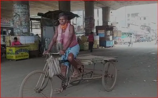 মুখে নেই মাস্ক, ফের অসচেতনতার ছবি প্রকাশ্যে