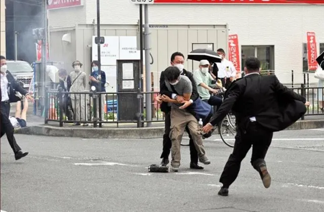 আবের প্রতি ‘অসন্তুষ্ট’ ছিলেন হামলাকারী