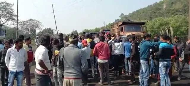 বকেয়া বেতনের দাবিতে শ্রমিকদের বিক্ষোভ!