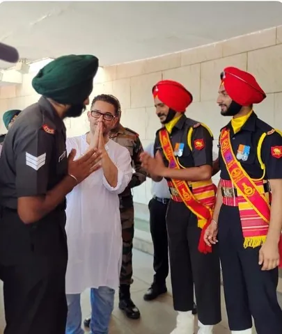 দিল্লিতে ন্যাশনাল ওয়ার মেমোরিয়াল প্রদক্ষিণ করল 'লাল সিং চড্ডা-র টিম