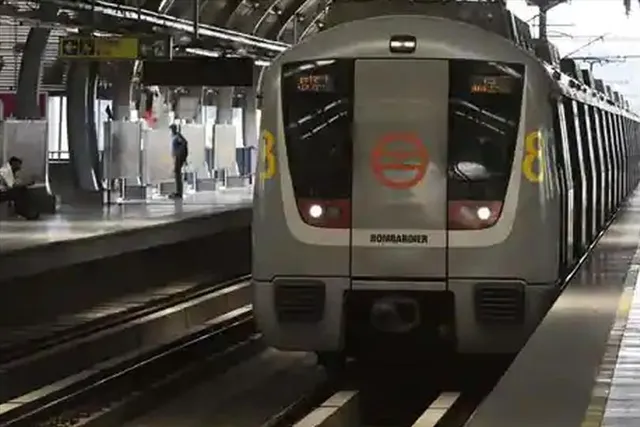 ব্যস্ত সকালে মারণ ঝাঁপ দিয়ে আত্মহত্যা মেট্রো স্টেশনে