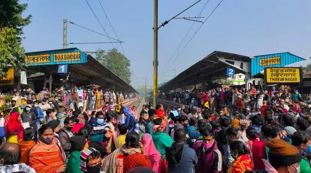 টানা ১৭ ঘণ্টারও বেশি সময় ধরে শিয়ালদহ-বনগাঁ শাখায় রেল অবরোধ