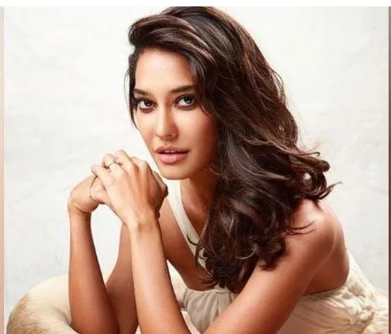 সমুদ্র সৈকতে স্বামীর সঙ্গে রোমান্টিক মুহূর্ত ভাগ করলেন লিসা হেইডন