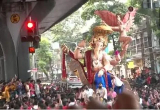 মুম্বইয়ে গণেশ পুজোর বিসর্জনের ভিড় ছাপিয়ে গেল সব কিছুকে, দেখুন ভিডিও