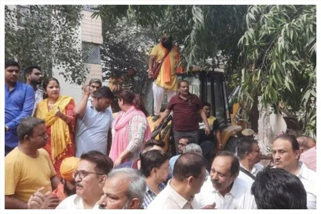 সৌন্দর্যায়নের নামে ৫০ বছরের পুরনো মন্দিরে বুলডোজার চালাল প্রশাসন!