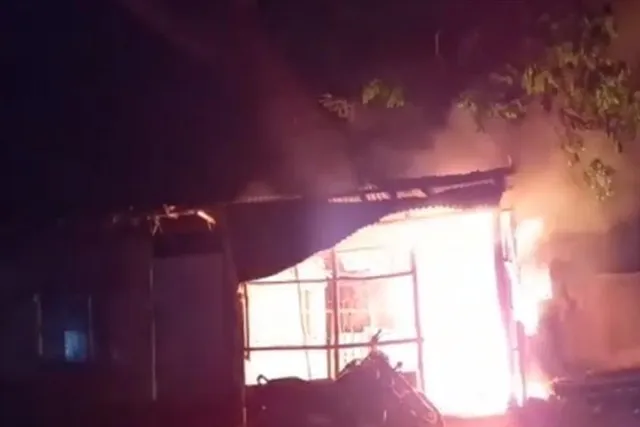 আকস্মিক অগ্নিকাণ্ডে ভস্মীভূত অস্থায়ী দোকানঘর