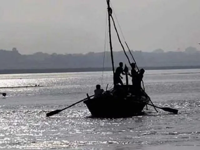 দুটি নৌকার মুখোমুখি সংঘর্ষ, নিখোঁজ বহু