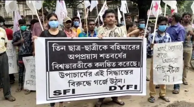 বিশ্বভারতীতে উপাচার্যের বাড়ির সামনে টানা ৪ দিন ধরে চলছে ছাত্র আন্দোলন