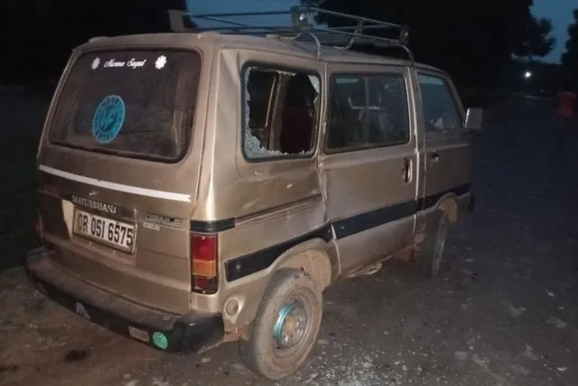 হাতির তাণ্ডবে ভাঙল গাড়ি, অল্পের জন্য প্রাণে বাঁচলেন চালক