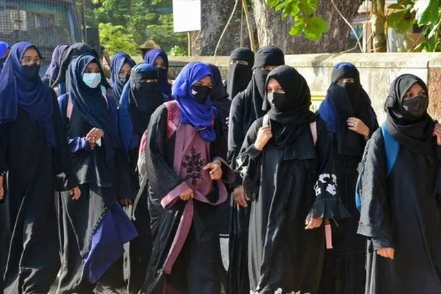 হিজাব নিষেধাজ্ঞা বহাল রাখার আবেদনে স্থগিতাদেশ জারি করলো আদালত