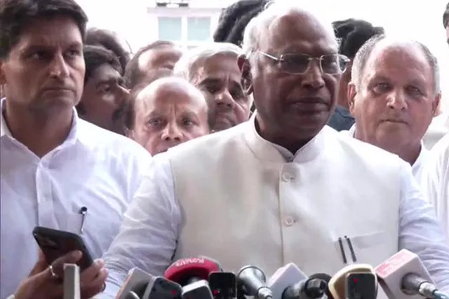 একাধিক দলীয় নেতার সমর্থন পেলেন খাড়গে