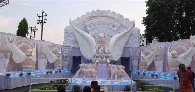 শান্তির বার্তা দিতে মেদিনীপুরের পুজো মন্ডপে পায়রা