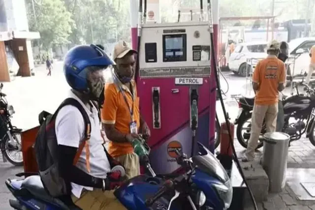 আজ পেট্রোল ও ডিজেলের দাম কত? বাড়ি থেকে বেরোনোর আগে দ্রুত জানুন