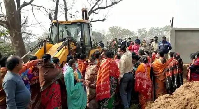 ন্যাশনাল ভলেন্টিয়ার ফোর্সের জমিতে পাঁচিল দেওয়াকে কেন্দ্র করে তুমুল উত্তেজনা