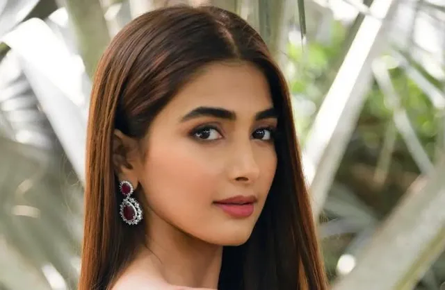 এয়ারপোর্ট লুকে নজর কাড়লেন পূজা হেগড়ে