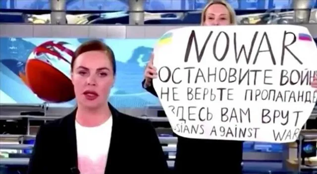লাইভ টিভি-তে যুদ্ধবিরোধী প্ল্যাকার্ড দেখিয়ে গ্রেফতার রাশিয়ার সাংবাদিক