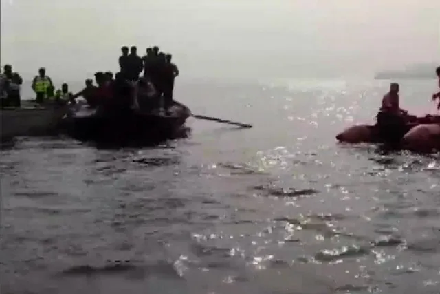 প্রবল ঝড়ে নৌকো উল্টে বিপত্তি, নিখোঁজ ১২