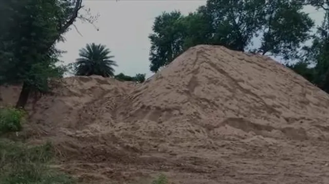 অবৈধভাবে বালি পাচারের অভিযোগে পুলিশ হেফাজত ১ ব্যক্তির