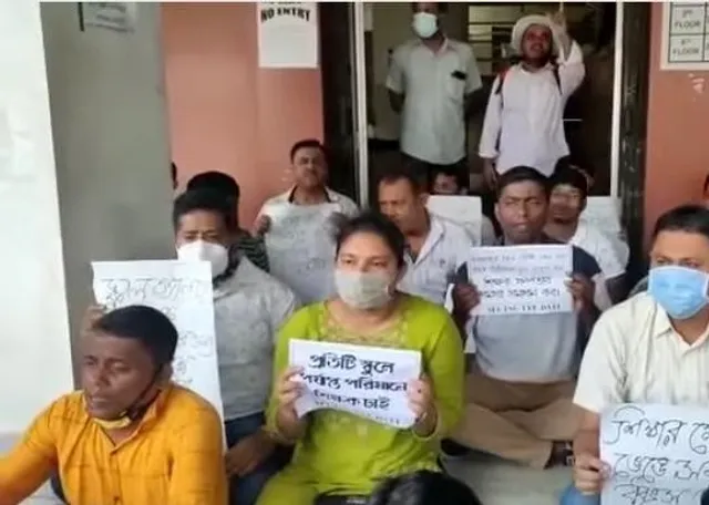 শিক্ষক সংকটে শিক্ষা ভবন ঘেরাও