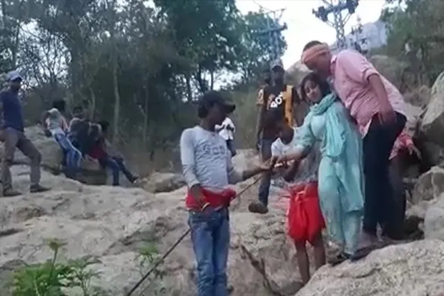 নামিয়ে আনা হচ্ছে যাত্রীদের