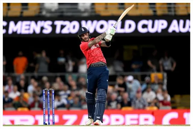 চাপের মুখে হাফসেঞ্চুরি করলেন হেলস